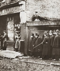 1911年、ロンドン、シドニー通り包囲作戦中のウィンストン・チャーチル（モノクロ写真） 作： English Photographer
