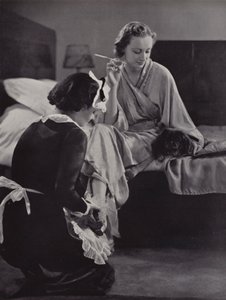 メイドに朝の着替えを手伝わされる女性（ロンドン、メイフェア）（モノクロ写真 作： English Photographer