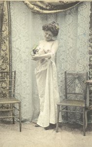 トビーの水差しを持つ女性（カラー写真 作： English Photographer