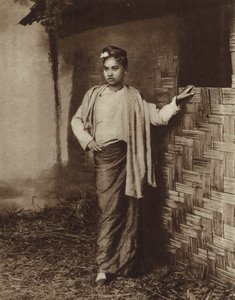 ビルマの村に住むモンゴル系の女性（モノクロ写真 作： English Photographer