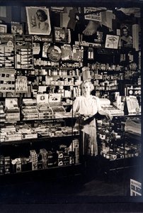 トッブコニストの女性店員（モノクロ写真 作： English Photographer