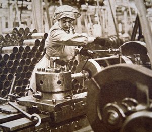 第一次世界大戦中、イギリスの軍需工場で働く女性（モノクロ写真