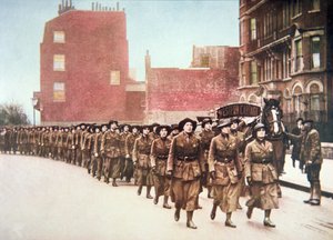 ロンドン市内を防衛のために行進する女性ボランティア（カラー写真