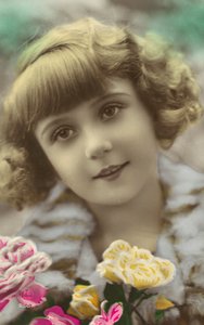 若い女の子が花でポーズ（カラー写真） 作： English Photographer