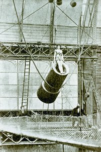 1877年に大砲から撃たれるために週に£100を支払われたザゼル 作： English Photographer