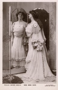 Zena Dare（イギリスの歌手・女優）（モノクロ写真 作： English Photographer