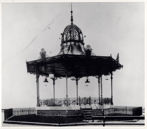 リーズ、イーストエンドパークの観賞用野外ステージ 作： English Photographer English Photographer