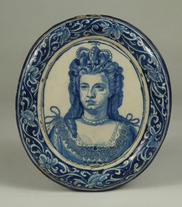 アン女王、おそらくロンドンのデルフト青と白の楕円形の王室の肖像画の盾、1705年頃 作： English School