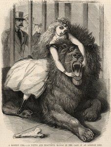 現代のウナ;アフリカのライオンの檻の中の若くて美しいマニアック