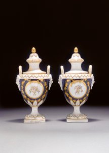 チェルシー-ダービーの2つの柄の壷型の花瓶と2つのカバーのペア、1775年頃