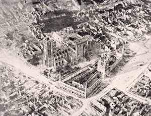 1916年にロンドンで公開された「The War Illustrated Album deLuxe」からのイープルの1回目と2回目の戦いの後の1915年のイープルの航空写真 作： English School