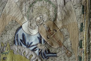 ヴィオラを奏でる天使、スティープルアストンコープの正面からの細部、1340年代（シルバーゴールドの糸と子鹿のシルクツイルのカラーシルク） 作： English School