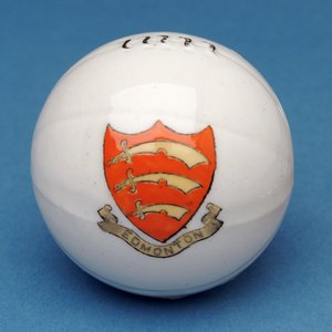 エドモントンの紋章（セラミック）の移動を伴う武器のお土産ミニチュアフットボール 作： English School