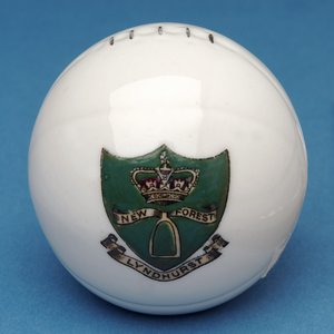 リンドハースト、ニューフォレストの紋章（セラミック）の移動を伴う武器のお土産ミニチュアフットボール 作： English School