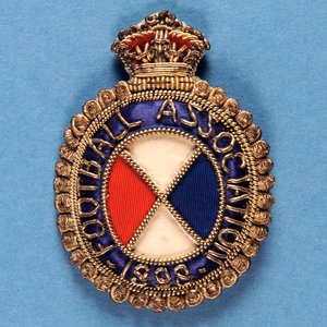 サッカー協会のバッジ、1898年（布と金のワイヤー） 作： English School