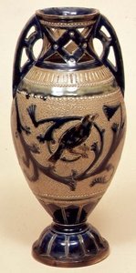 E.Bennettの装飾が施されたベイリー花瓶 作： English School
