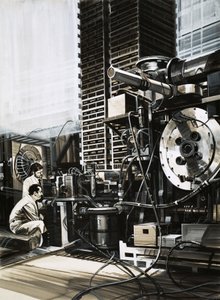 電磁チャンバー内のプラズマに点火するために必要なコンデンサーのバンク 作： English School