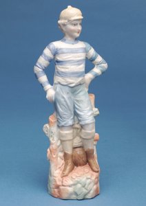 青と白のストライプキットの少年サッカー選手のビスクフィギュア、c.1890年代（セラミック） 作： English School