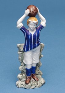 （セラミック）でボールを投げるサッカー選手のビスク図 作： English School