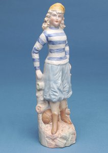 青と白のストライプキットの少女サッカー選手のビスク図、1890年代頃（セラミック） 作： English School