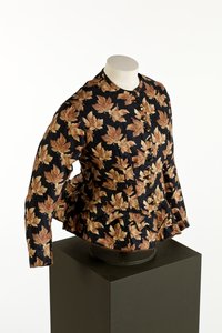 プリントされたゴールデンブラウンのカエデの葉のデザインの黒いボディス、c.1860-70（コットン） 作： English School