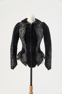 黒いシルクとメタルビーズを応用した刺繍が施された黒いベルベットのジャケット 1890年代後半（ベルベット 作： English School