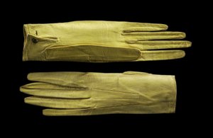 明るい黄色の手首の長さの手袋。 1820年頃（子供革革） 作： English School
