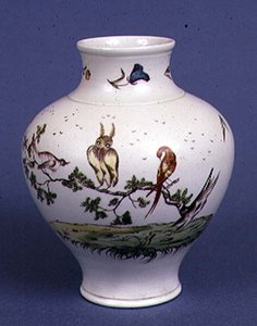 オニールが描いたと思われる鳥の装飾が施された幅広のボールスター型チェルシー花瓶 1752年頃（陶磁器 作： English School