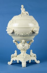スタンド上のコックルポット、リーズ、c.1790（クリームウェア） 作： English School