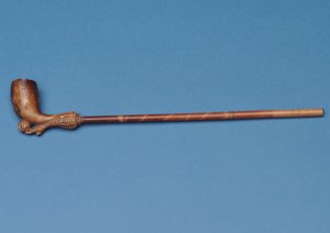 竹の茎と刻まれたブーツが下にあるボールを蹴るカップタイパイプ（粘土） 作： English School