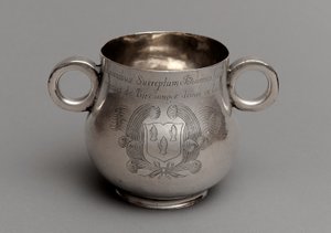 大きなお腹と厚みのあるキャストリムベースのカップ、牛眼ハンドルのペア、1675（シルバー） 作： English School