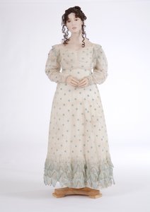 デイドレス、c.1815（青い羊毛で刺繍された綿のモスリン） 作： English School