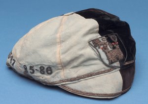 装飾キャップ、19世紀後半（ベルベット） 作： English School