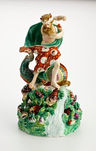 滝と貝殻のある岩だらけの基盤にある海王星のダービーフィギュア、1750〜1800年頃（磁器）