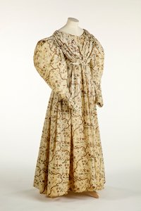 織りに格子模様のあるクリーム織りの生地に花と枝のデザインがプリントされたドレス、c.1830-35（綿） 作： English School