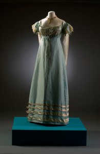 クリーム色の袖が付いたアヒルのエッグブルーのイブニングドレス。ここではパールジュエリーを使用しています。1819年頃（シルク＆レース）
