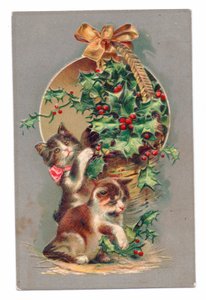 ヒイラギと戯れる2匹の猫を描いたエドワーディアンの絵葉書 1910年頃（カラーリトグラフ）