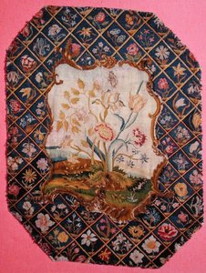 暖炉や椅子の背もたれに施された刺繍 18世紀半ば リネンにウール、シルク 作： English School