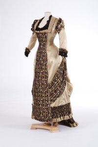 イブニングドレス、1870年代（シルクサテン） 作： English School