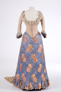 イブニングドレス、1880年代（シルクシルク、リブシルク、ブロケード） 作： English School