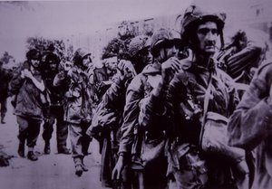 ドイツ軍の捕虜となった疲労困憊のイギリス空挺部隊（アーネムの戦い 作： English School