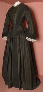 フローレンスナイチンゲールの黒い胴着とおそろいのスカート、1870年頃（黒い絹） 作： English School