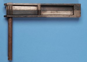 1946年のFAカップの実行中にダービー郡の支持者が使用したフットボールのガラガラ（木材） 作： English School
