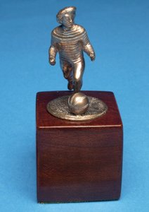 フープジャージのフットボール選手（金属） 作： English School