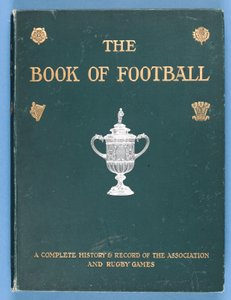 サッカーの本の表紙。協会とラグビー競技の完全な歴史と記録1905 作： English School