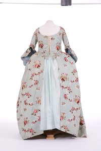 袋のバックドレスの正面図、1760年代（錦織シルク） 作： English School