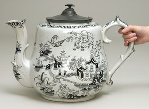 黒い転送デザインの巨大なティーポット（陶器） 作： English School