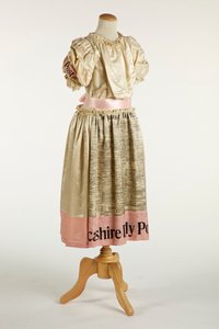 女の子の凝った服、1897年（シルク、コットン、サテン） 作： English School