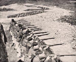 1916年にロンドンで出版された「The War Illustrated Album deLuxe」から、1915年の塹壕のグラスゴーハイランダーズ 作： English School