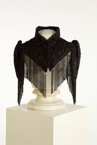 ハイカラーの黒いペレリンまたはケープ、1890〜1900年頃（シルク＆ジェット） 作： English School